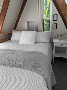 Una cama o camas en una habitación de A-frame Studio in Parnell