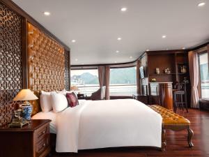 um quarto com uma grande cama branca num quarto em Aqua Of The Seas Cruise Halong em Ha Long