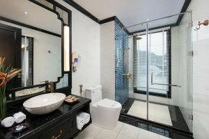 Een badkamer bij Lapinta Luxury Cruises