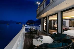 - Balcón de casa con cama y vistas al agua en Lapinta Luxury Cruises en Ha Long