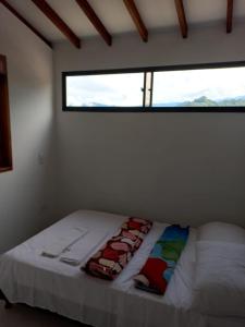 a bedroom with a bed in a room with two windows at Apartamentos con estacionamiento cerca al parque in Támesis