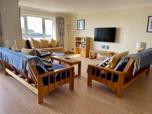 sala de estar con 2 camas y sofá en 12 Burgh Island Causeway, en Kingsbridge