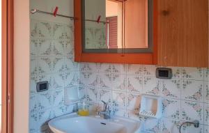 Een badkamer bij Amazing Home In Montorio Al Vomano With Kitchen