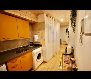 cocina con fregadero y lavadora en cervantes apartment, en Málaga