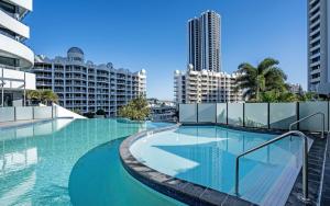 una piscina en la azotea de un edificio con edificios en The Wave - QStay en Gold Coast