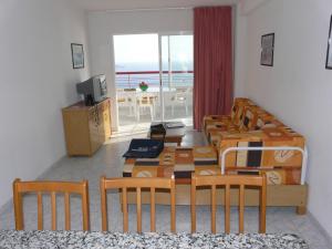 Habitación con mesa, sillas y comedor. en Apartamentos Beni-Beach, en Benidorm