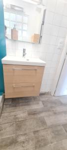 une salle de bain avec un lavabo et un miroir dans l'établissement Nid douillet a Cabestany, à Cabestany 13 autres photos