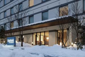 budynek z śniegiem przed nim w obiekcie Fairfield by Marriott Hyogo Tajima Yabu w mieście Yabu
