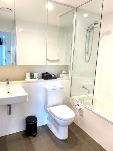 La salle de bains est pourvue de toilettes, d'un lavabo et d'une douche. dans l'établissement Absolute Waterfront - Tropical Oasis Over The Water, à Darwin