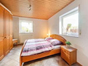 a bedroom with a bed and a window at Comfortable house with a garden and parking in Roes