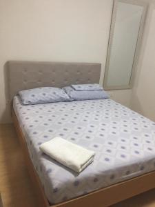 Een bed of bedden in een kamer bij Mactan Airport Guesthouse