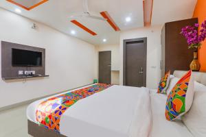 Een bed of bedden in een kamer bij FabHotel Vinayaka