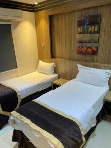 two beds in a small room with at برج الراية للشقق المخدومة in Riyadh