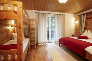 1 dormitorio con 2 literas y ventana en Moosbauerhof, en Bad Kleinkirchheim