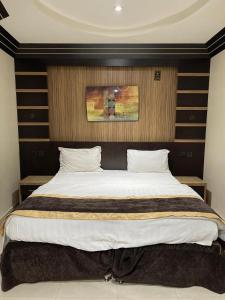 Ένα ή περισσότερα κρεβάτια σε δωμάτιο στο برج الراية للشقق المخدومة