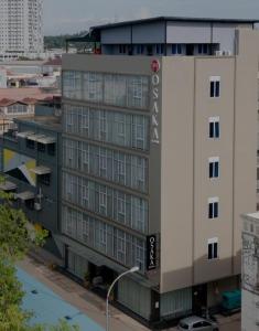 budynek z znakiem na boku w obiekcie Osaka Hotel Batam w mieście Nagoja