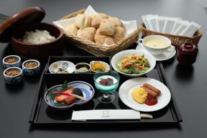 - un plateau avec une variété de plats sur une table dans l'établissement Racine Shinmaebashi, à Maebashi