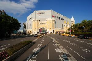 芦竹甲桂林商务旅馆的大楼前的空荡街道