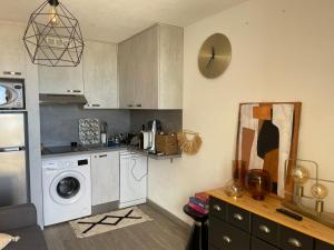 a kitchen with a washing machine and a washer at Appartement vue mer in Le Barcarès +6 photos