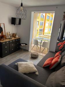 uma sala de estar com um sofá grande e uma janela em Appartement vue mer em Le Barcarès