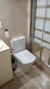 Kúpeľňa v ubytovaní 2 Paradise of Benalmádena Residencial Los Patos II a 300 metros de la playa y supermercados, wifi gratis, vistas a la montaña