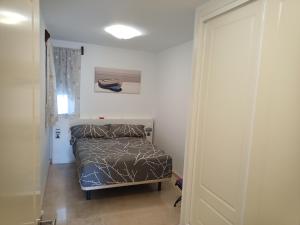 Posteľ alebo postele v izbe v ubytovaní 2 Paradise of Benalmádena Residencial Los Patos II a 300 metros de la playa y supermercados, wifi gratis, vistas a la montaña