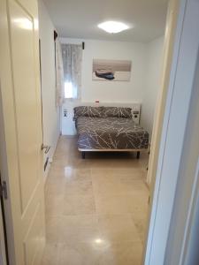Posteľ alebo postele v izbe v ubytovaní 2 Paradise of Benalmádena Residencial Los Patos II a 300 metros de la playa y supermercados, wifi gratis, vistas a la montaña