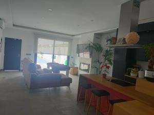 una sala de estar con un sofá y una mesa en Chalet en Montellano (Sevilla), en Montellano