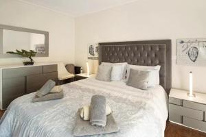 ein Schlafzimmer mit einem großen Bett mit Handtüchern darauf in der Unterkunft 1 Bed Apartment Sleeps 4 with Pool in Santo António + 24 Fotos