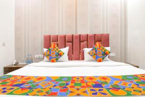 Postel nebo postele na pokoji v ubytování FabHotel Yellow Leaf