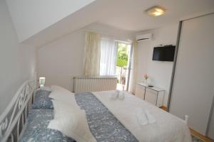 Sunčani Breg Apartments Vrdnik客房内的一张或多张床位