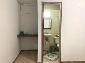 Pacific Coast Hotel في قرية بلايا بونيتا: حمام مع مرحاض ومغسلة