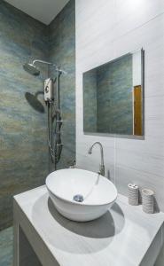 ein Badezimmer mit einem weißen Waschbecken und einem Spiegel in der Unterkunft Amadha Villas Retreat - Free Tuk-Tuk Service To the Beach in Ao Nang Beach