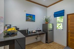 Nhà bếp/bếp nhỏ tại Amadha Villas Retreat - Free Tuk-Tuk Service To the Beach