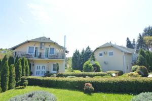 Sunčani Breg Apartments Vrdnik外面的花园