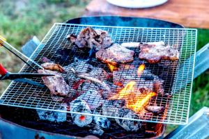 - un grill avec un paquet de viande dans l'établissement Sea and Wave, à Seogwipo