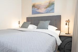 sypialnia z dużym białym łóżkiem z 2 poduszkami w obiekcie View 91 Strandliebe w mieście Scharbeutz