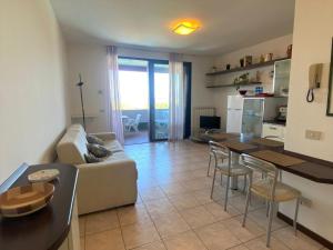- un salon avec un canapé et une table dans l'établissement The Sunny Lake - Apartment with Pool, à Desenzano del Garda