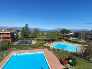 una vista aérea de dos piscinas en un patio en The Sunny Lake - Apartment with Pool en Desenzano del Garda