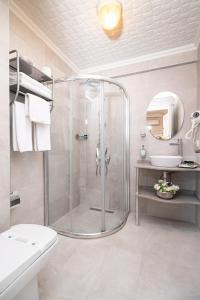 Alzer Hotel Special Class في إسطنبول: حمام مع دش ومغسلة