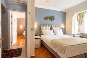 イスタンブールにあるAlzer Hotel Special Classの青い壁のベッドルーム1室、ベッド1台(白い枕付)