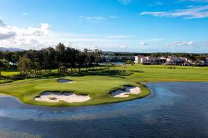- une vue aérienne sur un parcours de golf avec de l'eau dans l'établissement Stunning 2story villa Near Canal, à Gold Coast