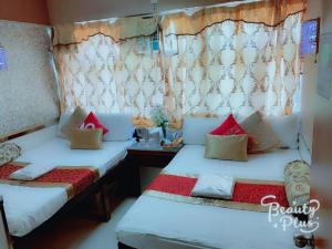 Duas camas individuais num quarto com cortinas em Toronto Motel HongKong em Hong Kong