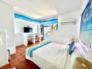 Postel nebo postele na pokoji v ubytování 海灘戀情 Beach Love 近沙灘-國旅卡特約商店 陽台房 希臘地中海風格