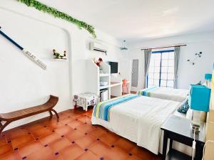 1 dormitorio con 2 camas y escritorio en 海灘戀情 Beach Love 近沙灘-國旅卡特約商店, en Eluan