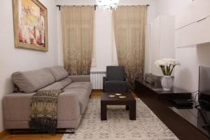 Céntrico Apartamento في لا كورونيا: غرفة معيشة مع أريكة وطاولة