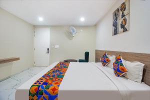FabHotel SSR Fern Suites - 100M from GSM Mall Madeenaguda客房内的一张或多张床位