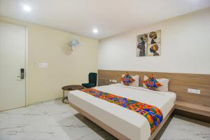 FabHotel SSR Fern Suites - 100M from GSM Mall Madeenaguda客房内的一张或多张床位