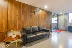 FabHotel SSR Fern Suites - 100M from GSM Mall Madeenaguda的休息区