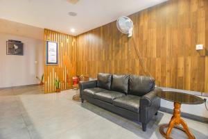 FabHotel SSR Fern Suites - 100M from GSM Mall Madeenaguda的休息区